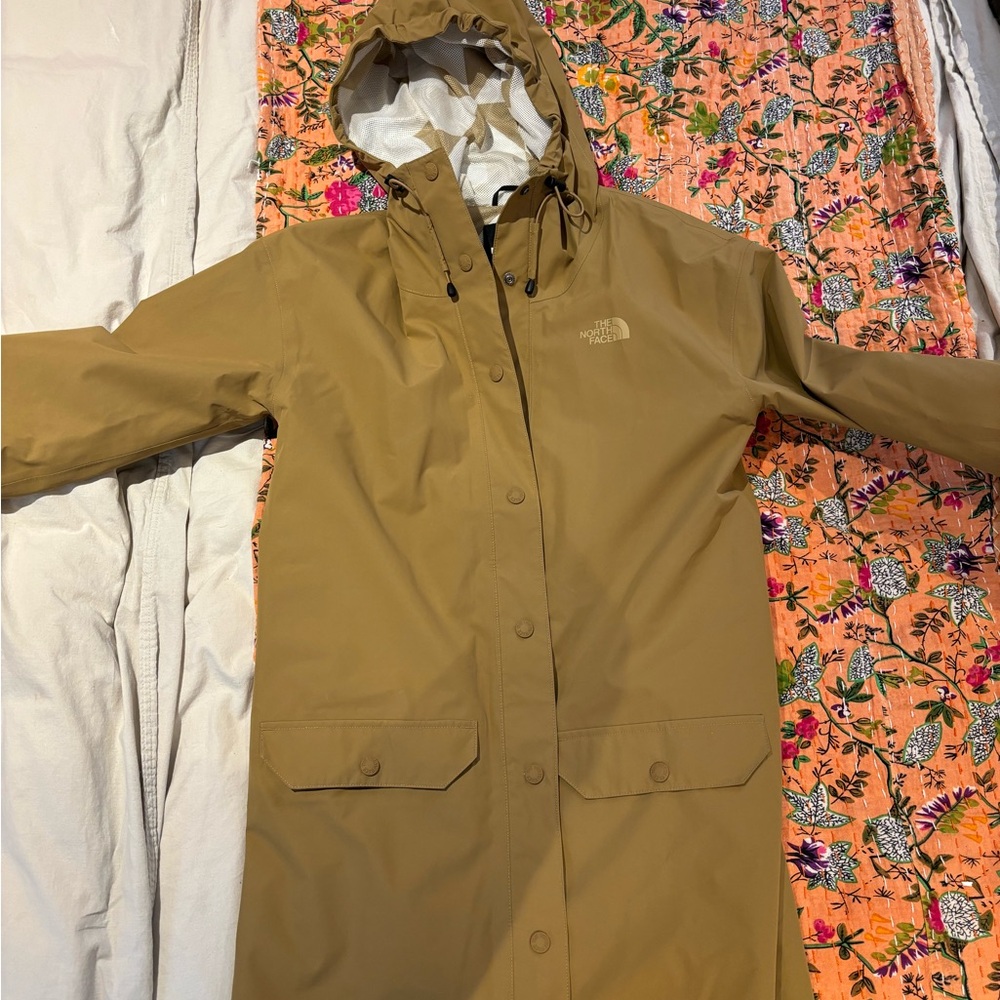Women’s Northface raincoat